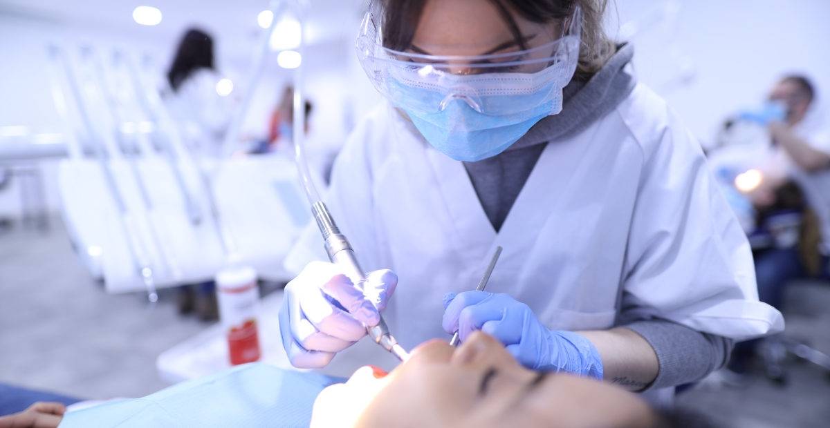 ¿Qué hace un higienista dental y cuál es su formación?